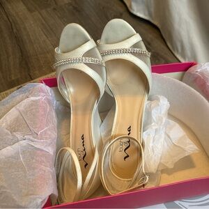 Cream colored block heel! 🤍🤍